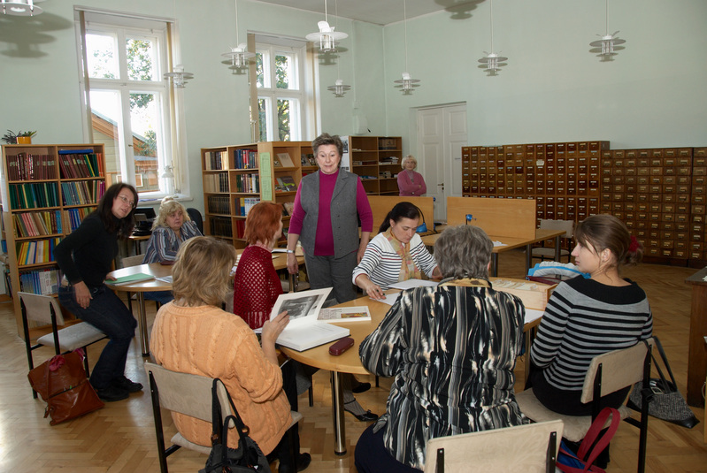 Rahvarõivakoolis  osalejad.