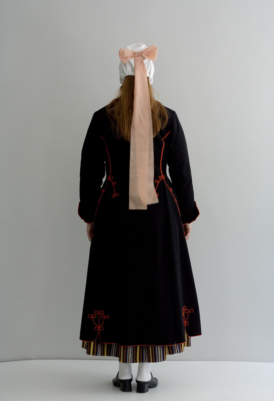 Kodavere naise rahvarõivakostüüm pikk-kuuega. Tagantvaade.