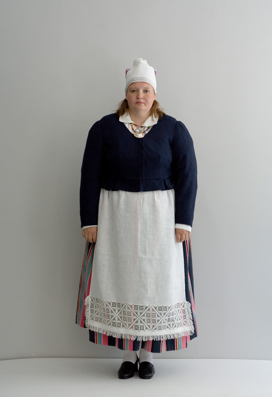 Laiuse naise kostüüm. Kampsuniga.