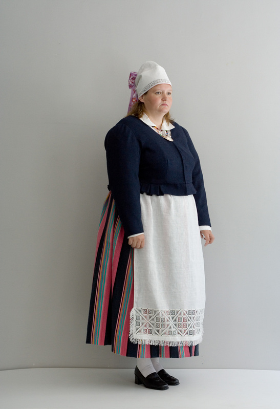 Laiuse naise kampsuniga kostüüm, külgvaates.