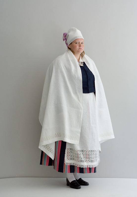 Laiuse naise kampsuniga kostüüm. Õlgadel linane õlalinik.