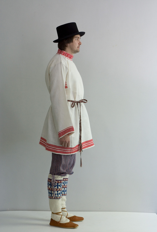 Setu mehe rahvarõivakostüüm. Külgvaade.