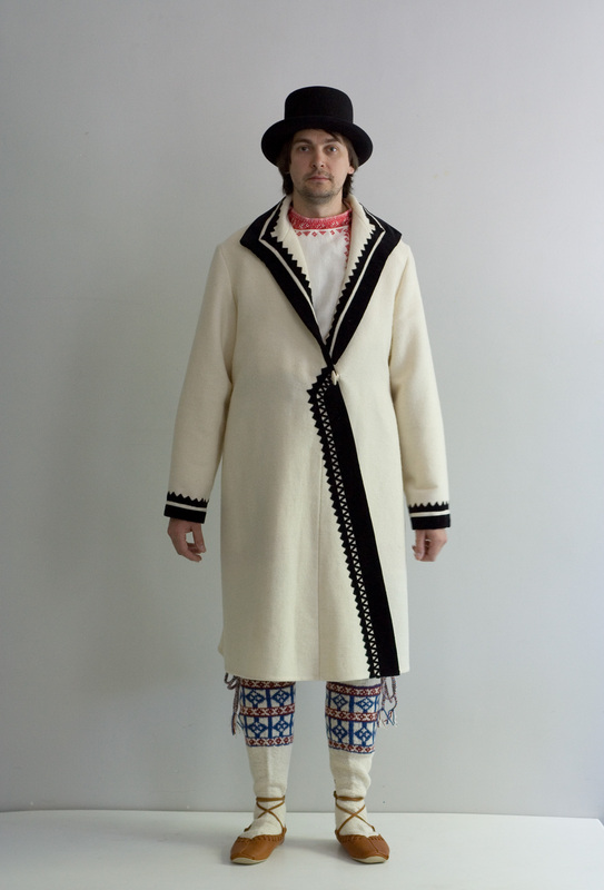 Setu mehe rahvarõivakostüüm. Villase pealisrõiva, poolsärgiga.