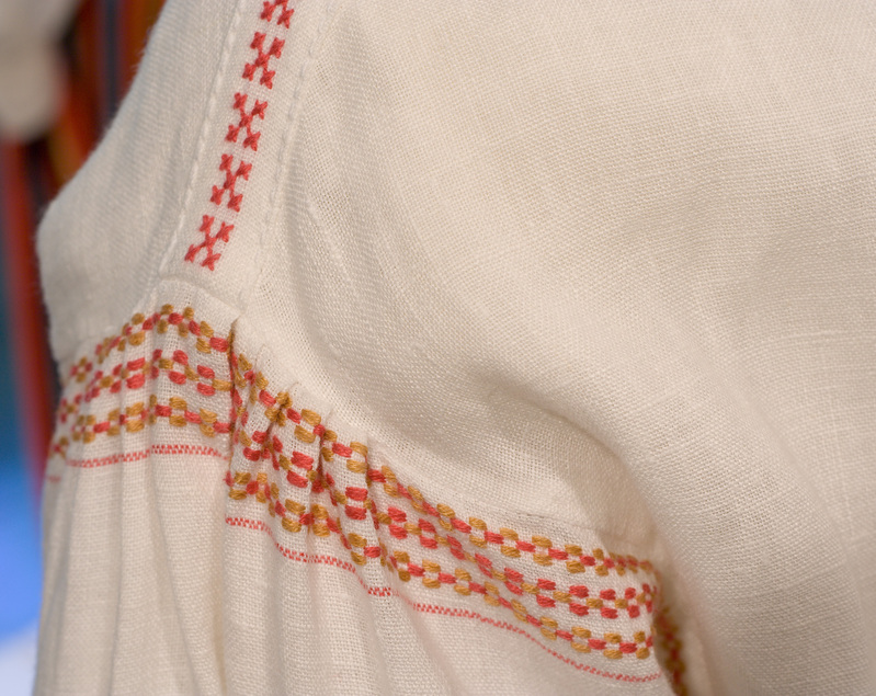 Detail Kodavere särgi õla ja krae tikandist.