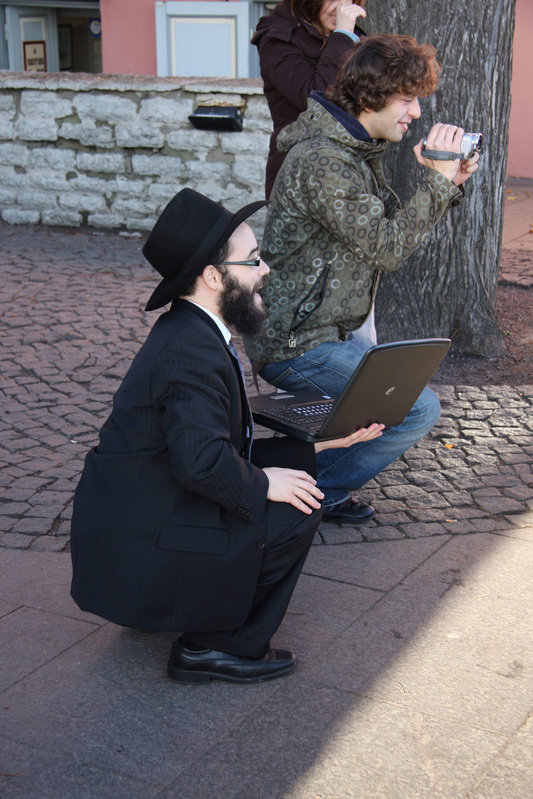 Juudi noormees sülearvutiga Toompea vaateplatvormil Tallinnas