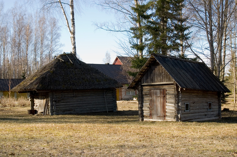 Vaade Paduvere talumuuseumi aidale ja saunale