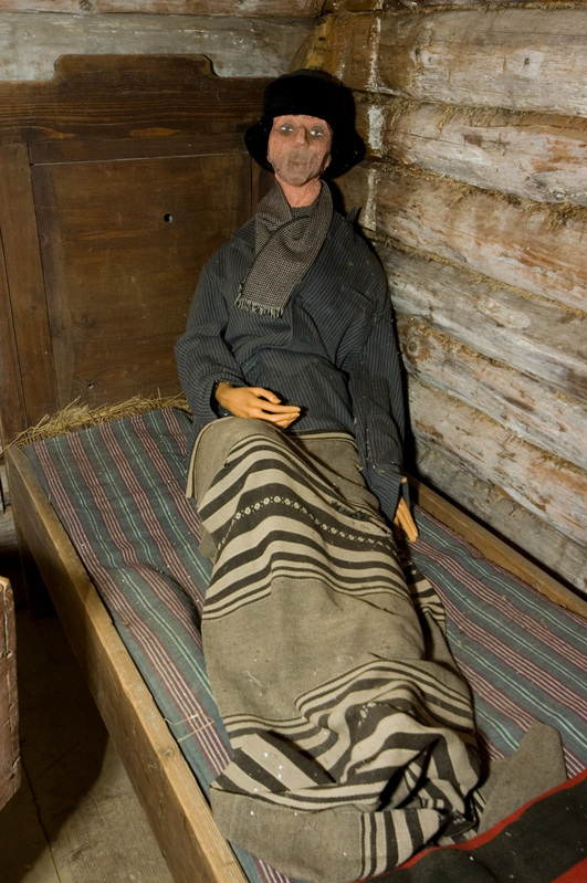 Meherõivas nukk, mis on eksponeeritud Paduvere talumuuseumi rehielamu kambri voodis