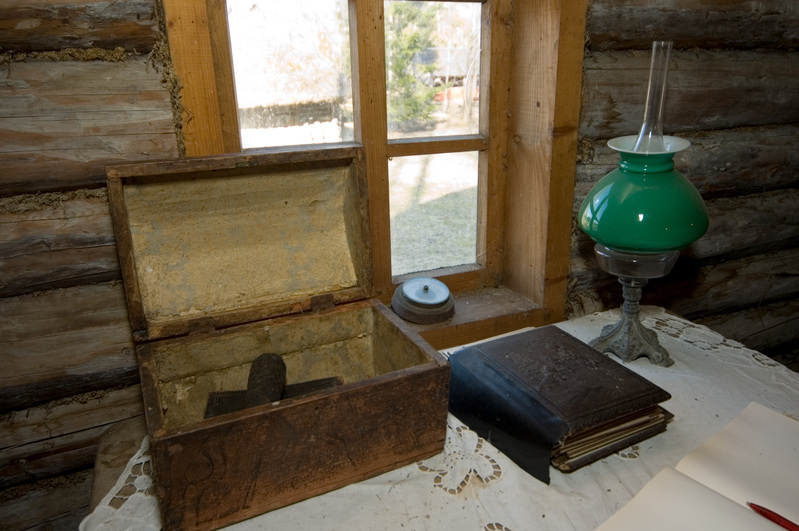 Laud kambri akna juures Paduvere talumuuseumi rehielamus