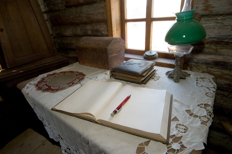 Laud kambri akna juures Paduvere talumuuseumi rehielamus