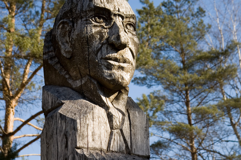 Tammepuust skulptuur "Hugo Raudsepp" Paduvere talumuuseumi õuel