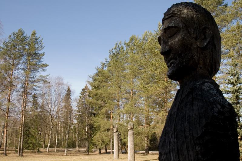 Tammepuust skulptuur "Ooberst von Schwartz" Paduvere talumuuseumi õuel
