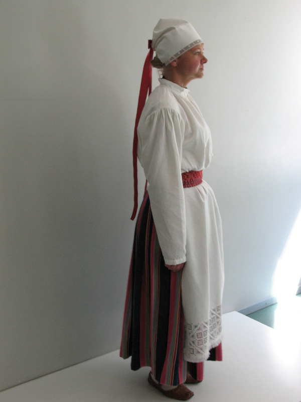 Janne Vaabla demonstreerib omavalmistatud Laiuse kostüümi.