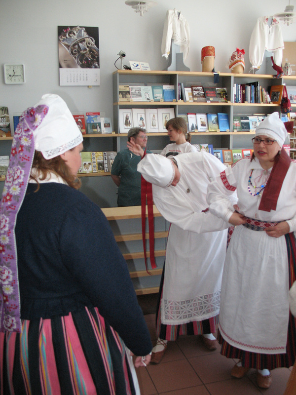 Janne Vaabla (Laiuse kostüüm) aitab Merle Ilmal (Kanepi kostüüm) vööd siduda.