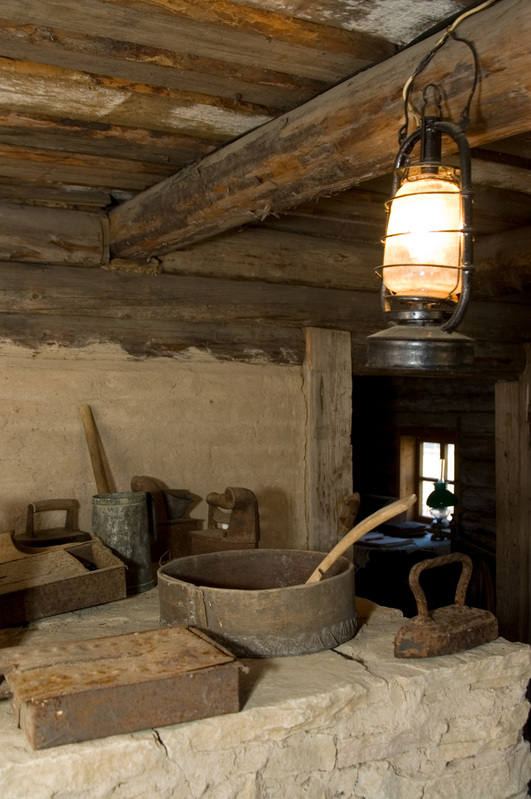 Latern, pressraud jms. rehetoas Paduvere talumuuseumi rehielamus