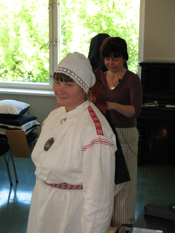 Rahvarõivakooli lõpetaja Saima Ziugov Räpina naisekostüümis.