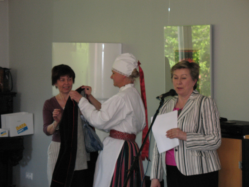 Rahvarõivakooli lõpetaja Janne Vaabla demonstreerib Laiuse naisekostüümi.