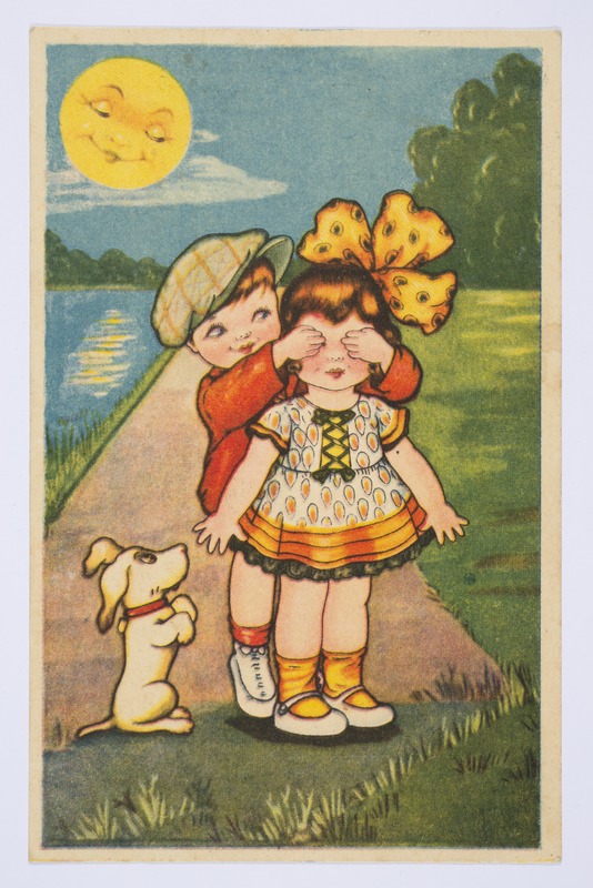 Sünnipäevakaart sitsiva koera ja poisiga tüdrukul silmi kinni hoidmas