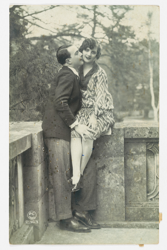Romantiline postkaart terassil embava paariga