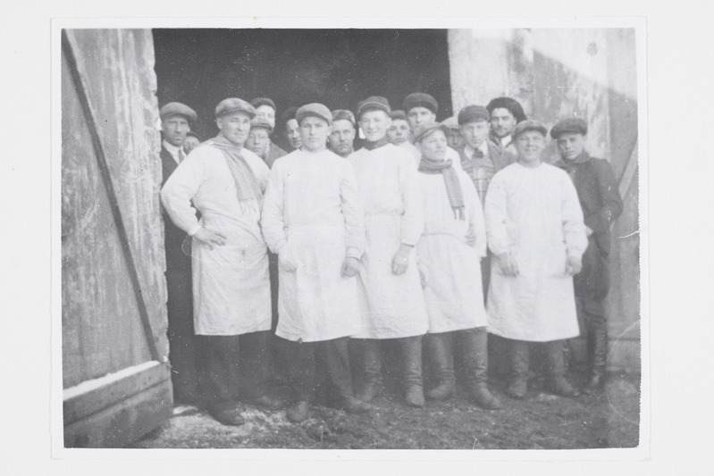 Lüpsivõistlus Arkna Põllutöökoolis 1933. a. - pildil need, kes pääsesid lõppvõistlusele (kitlites)