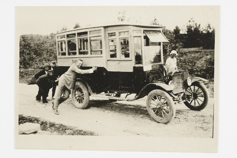 Teel Rõuge laulupeole 1925. a., mehed omnibussi lükkamas