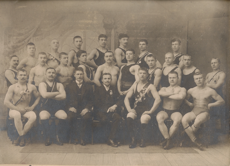 Tartu Jõukarastuse Selts "Abergi" liikmed grupipildil