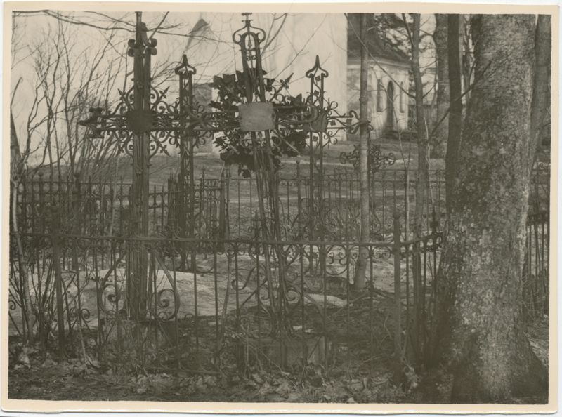 Väike-Maarja surnuaia vaade G. Lurichi sugulaste hauaplatsiga