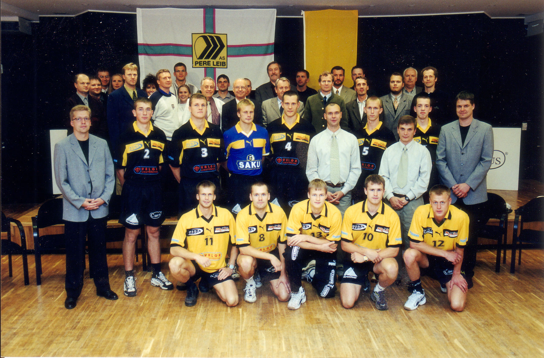 Pere Leib võrkpallimeeskond koos sponsoritega 2001