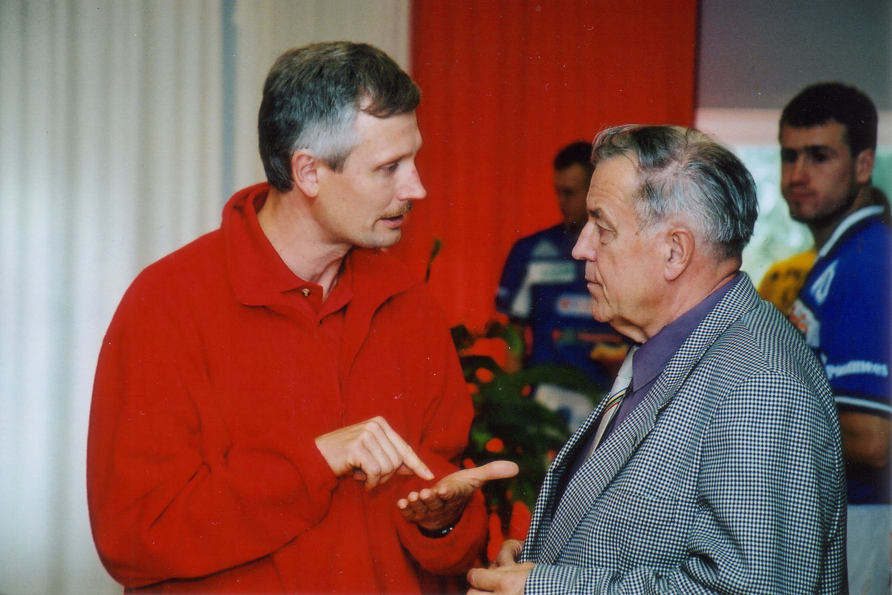 Pere Leib võrkpallimeeskonna treener Alar Kaljuvee ja Vello Lään 2001