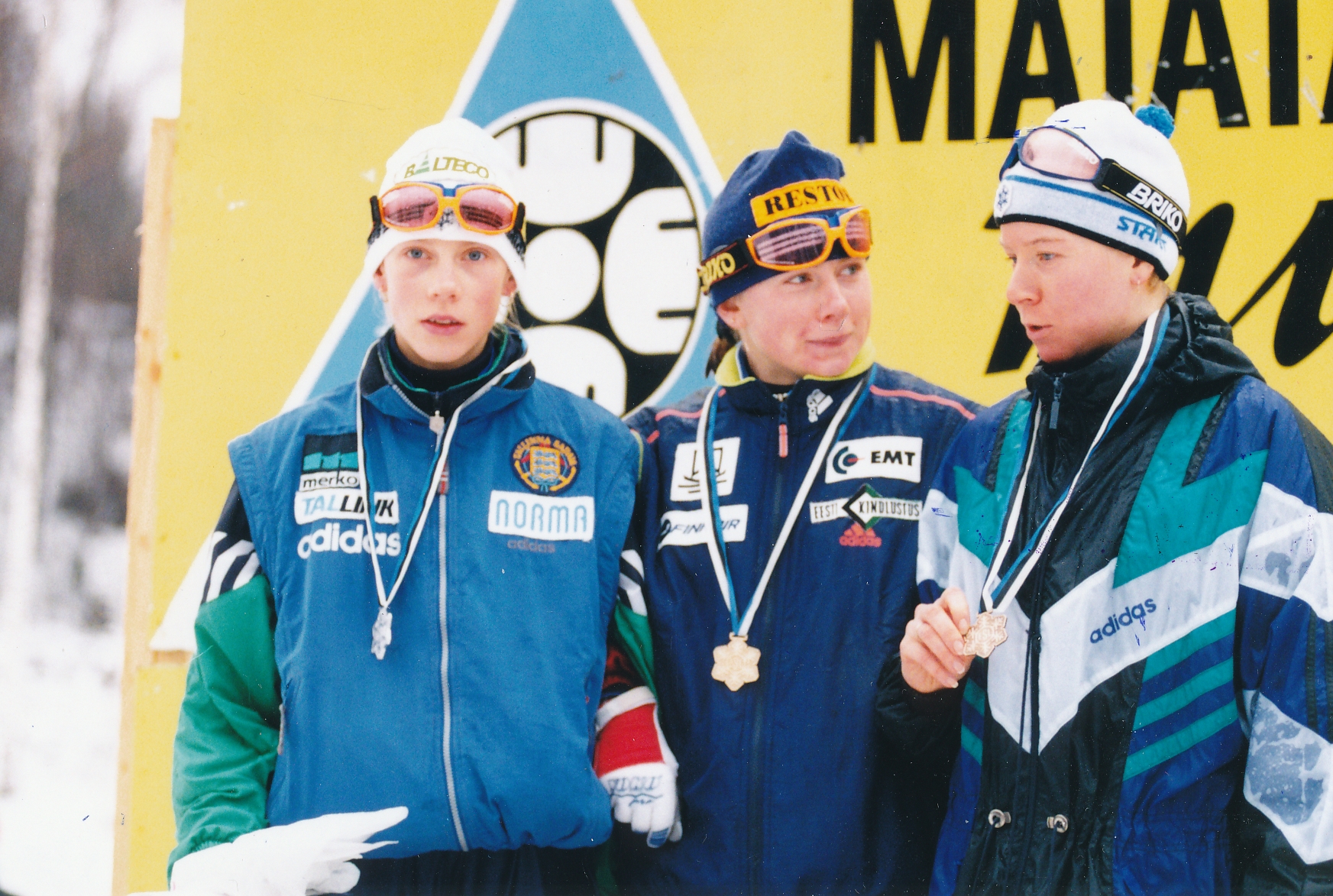 Suusatajad Katrin ja Kristina Šmigun ning Cristel Vahtra autasustamisel