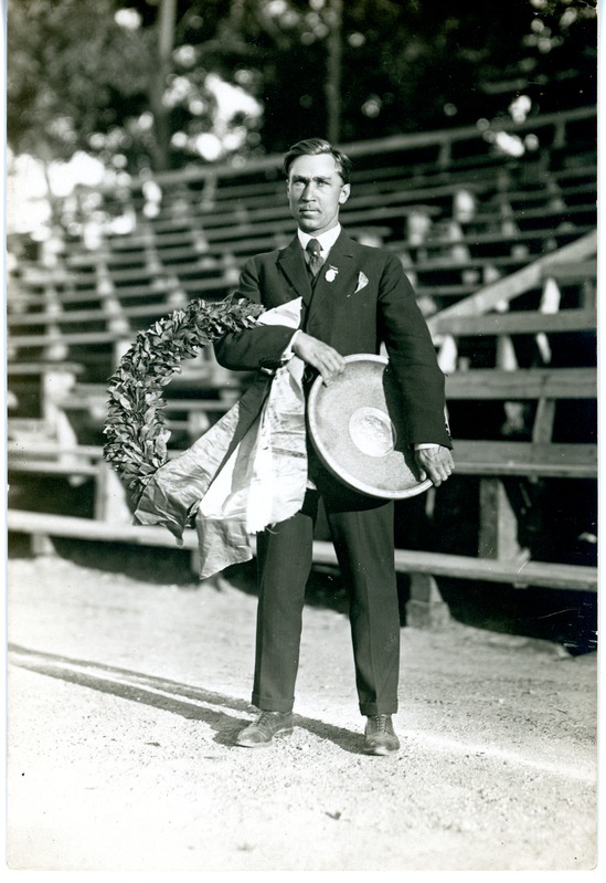 Jüri Lossmann Göteborgi mängude maratonijooksu võitja auhinnaga