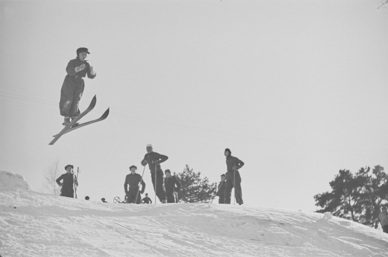 Noor suusahüppaja Mustamäe (Nõmme) suusahüppemäel