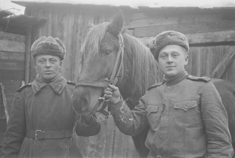 Mundris sõdurid hobusega poseerimas