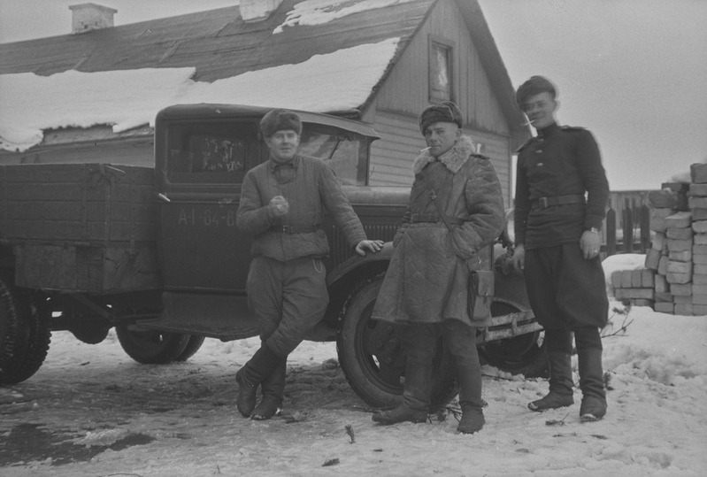 Sõdurid sõjaväeauto ees poseerimas