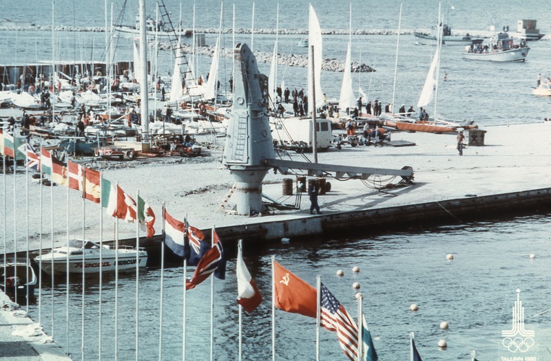 Purjeregatil osalevat riikide lipud Pirita sadamas