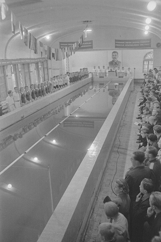 Balti spartakiaad ujumises 1950, võistlejate defilee pidulikul avamisel