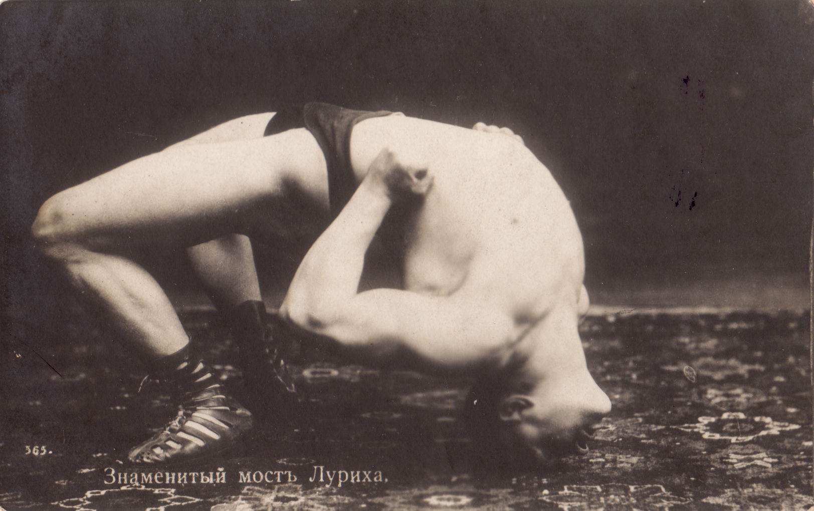 Georg Lurich maadlussilda demonstreerimas