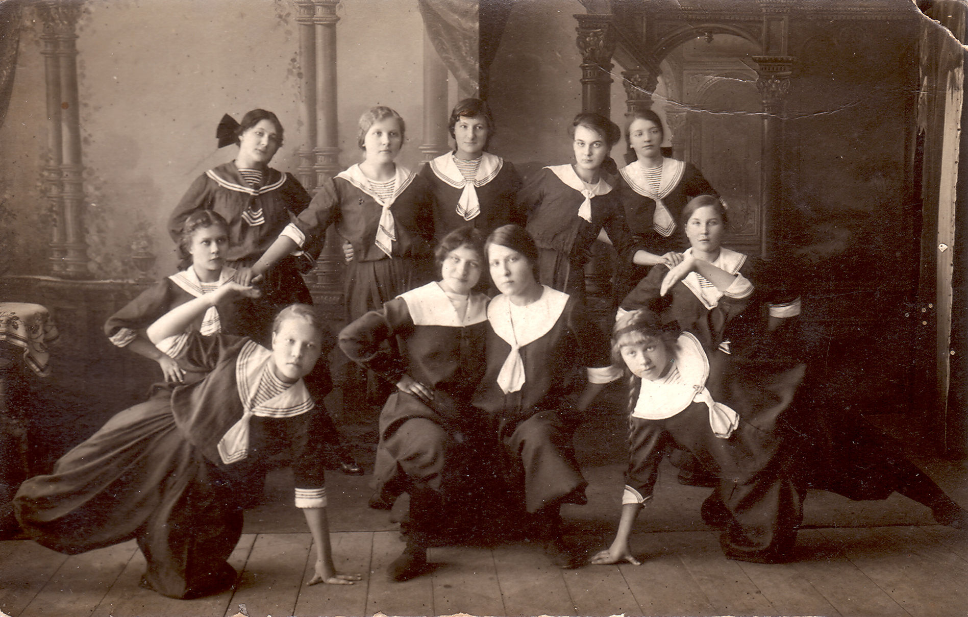Grupp naisvõimlejaid? poseerimas 1915