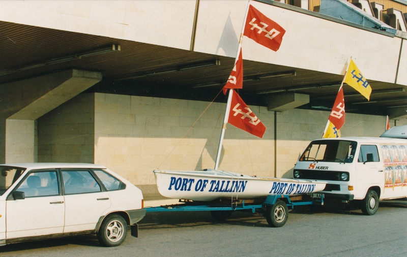 XXV OM pronksmedalivõitjate Tõnu ja Toomas Tõniste vastuvõtjate autod Tallinna lennujaama ees