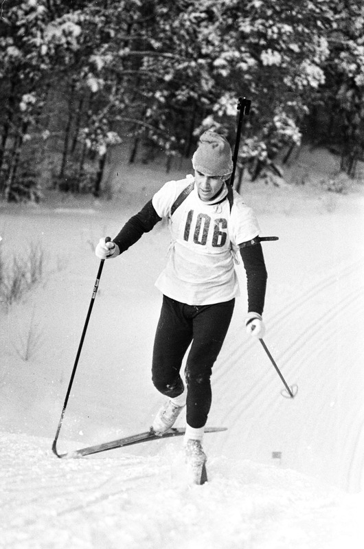 Laskesuusataja Dag Kivilo suusarajal