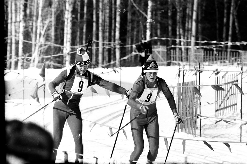 Laskesuusatajad teatesõidus vahetust tegemas