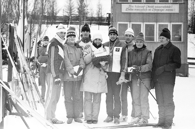Laskesuusatajad koos kaaslastega Otepääl, grupipilt
