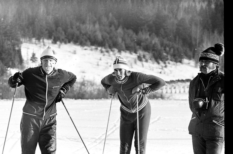 Laskesuusatajad Ants Freimuth ja Aivar Lai koos treener Heino Mäesaluga