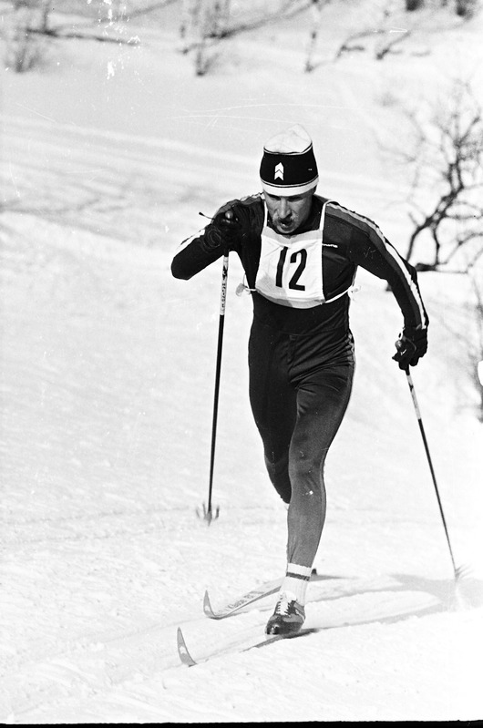Suusataja Uno Leist suusarajal