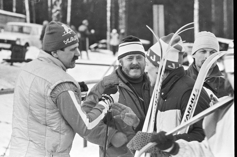 Sporditegelane Sven Kolga (vasakul) treenerite Heino Mäesalu ja Laur Lukiniga vestlemas