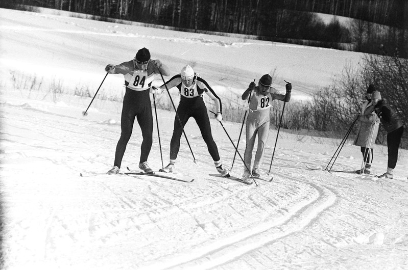 Murdmaasuusatajad suusarajal võistlemas