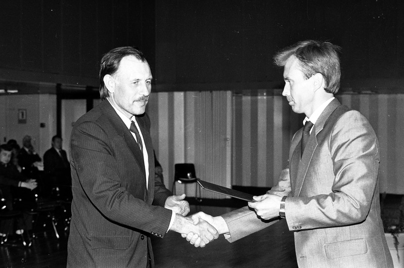 Sporditegelane Toomas Tõnise suusatreener Laur Lukinile tänukirja üle andmas