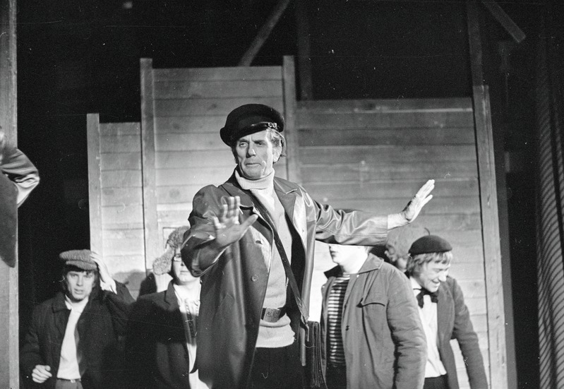„Aristokraadid“ (Nikolai Pogodin). Rakvere teater 1973. Esiplaanil Kapteni-Kostja – Eldor Valter.