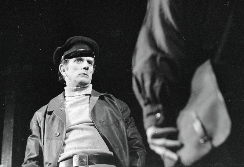 „Aristokraadid“ (Nikolai Pogodin). Rakvere teater 1973. Esiplaanil Kapteni-Kostja – Eldor Valter.