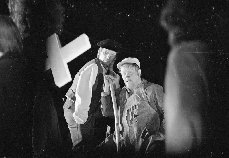 „Põrgupõhja uus Vanapagan“ (Anton-Hansen Tammsaare). Vanemuine 1976. Sibi-Eero Tari, kraavikaevaja-Aleksander Müller. Lavastuse proov. Filmimine televisiooni jaoks.