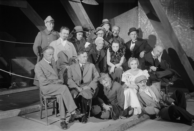 foto, Parikas, Salongis ja kongis, Estonia, 1933, grupipilt, I rida - Paul Olak, Hugo Raudsepp, Eduard Tinn, Netty Pinna, Ants Lauter; II rida - Harry Paris, Meta Luts, Marje Parikas, Arnold Vaino, Hugo Laur; taga: Sergius Lipp, Kaarel Karm, Jüri Roossaar, Albert Üksip, Theodor Krull